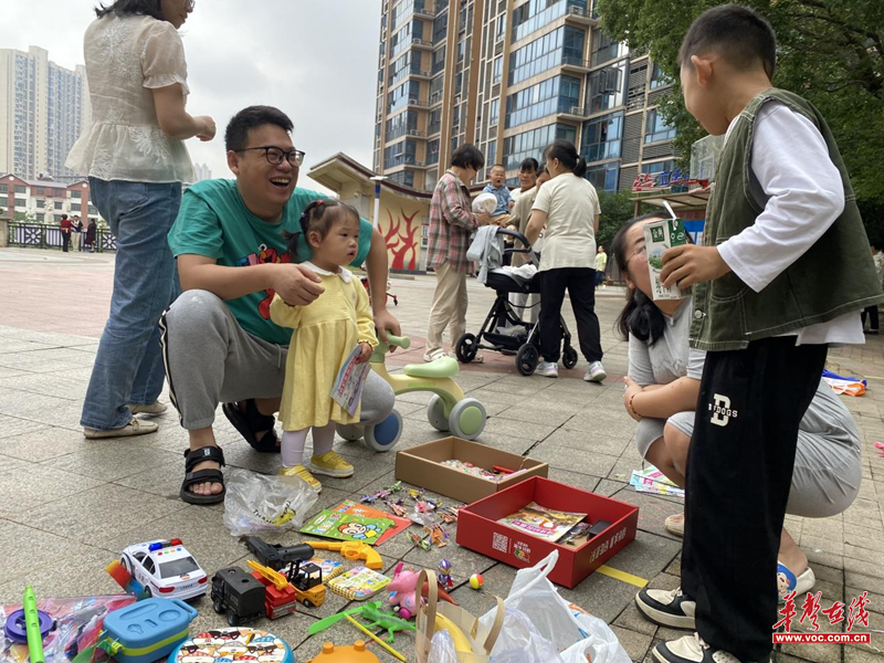 天鹅塘社区开展“星光邻里”六一儿童节闲置品集市活动
