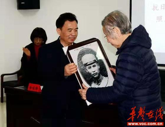 82岁李焕群女士79年后与抗日英雄父亲李国重“相遇”_邵阳头条网
