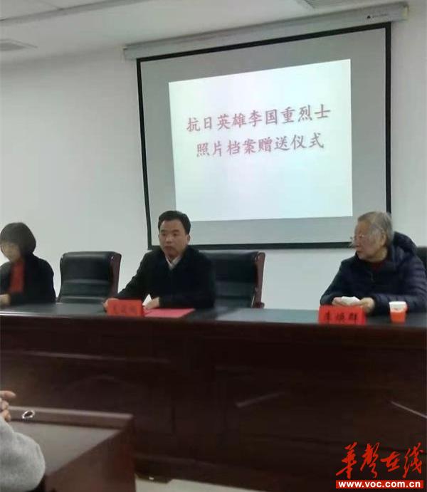 2 ，李焕群(右)致答谢词_看图王.jpg