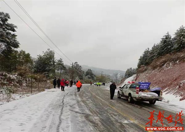 高桥镇：铲冰除雪确保道路安全畅通_邵阳头条网