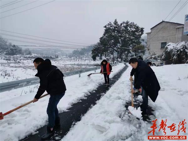 火车站乡群众为铲雪除冰人员送上温开水_邵商网
