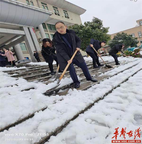 双清检察：党组带头铲雪 群众进出畅通_邵商网