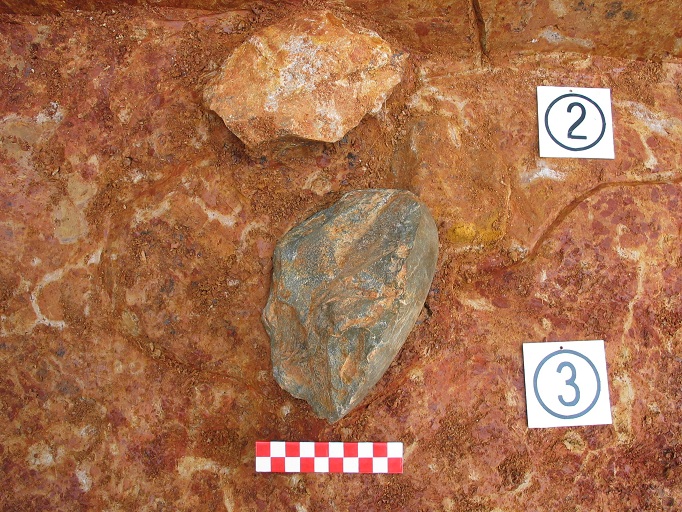 3.虎爪山遗址石器出土现场.JPG