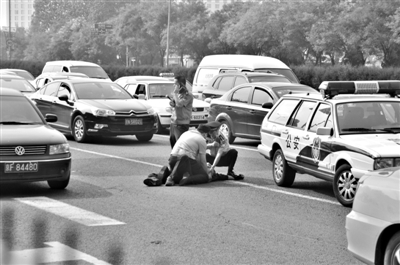 北京一男子四环主路上持棒连砸3辆警车(图)