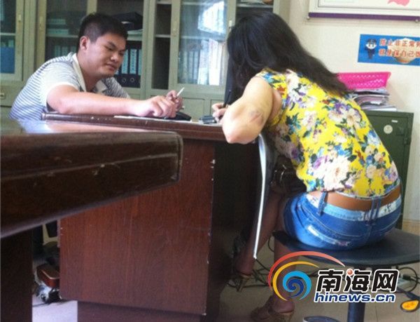 海南定安：女子当街扒光“小三”衣服拍照(组图)