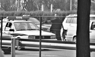 北京一男子四环主路上持棒连砸3辆警车(图)