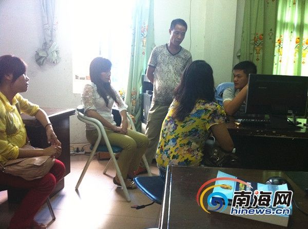 海南定安：女子当街扒光“小三”衣服拍照(组图)