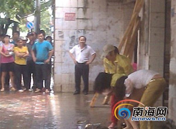 海南定安：女子当街扒光“小三”衣服拍照(组图)