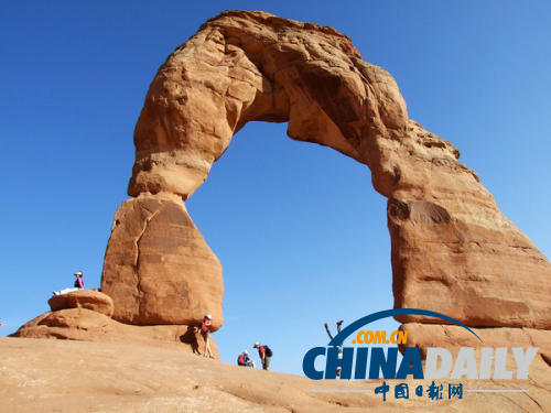 中国游客违反禁令私自攀爬美国公园拱石摔成重伤
