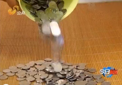 青岛大学生两年捡2000枚硬币被称为“硬币哥”图