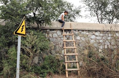 黑导游北京香山公园围墙搭梯送游客进出(组图)