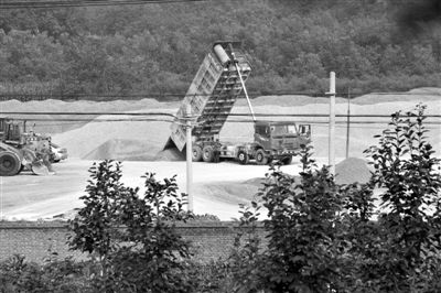 北京河北交界百米高山被盗采者挖空均称该对方管