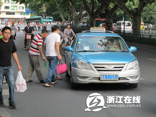 西湖景区黑车载客生意难做出租车挑客仍普遍