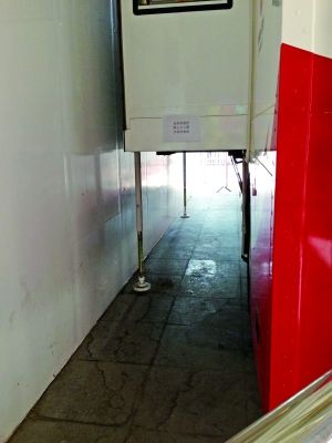 无偿献血车旁成“公厕”路人常在此大小便