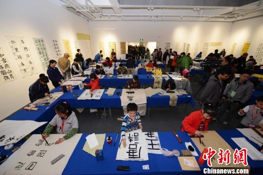 湖南首届中小学生书法大赛开赛众小选手现场泼墨