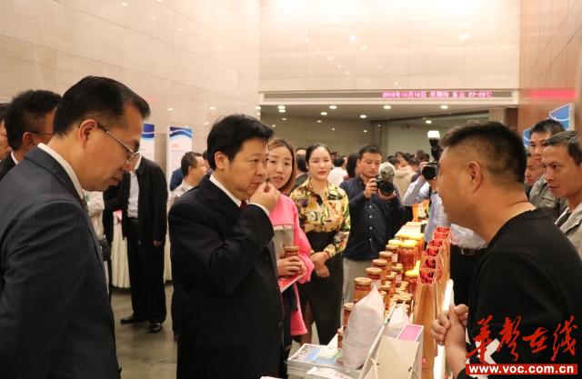 推介会前，刘志仁市长参观推介农产品展1.jpg