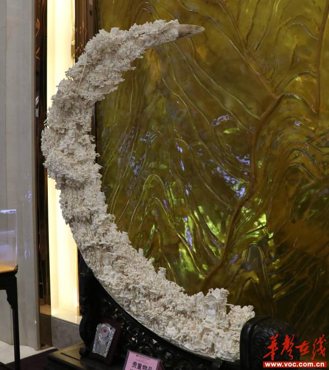 何爱群设计制作的猛犸象牙雕-五百罗汉，获“百花杯”中国工艺美术精品奖银奖.jpg