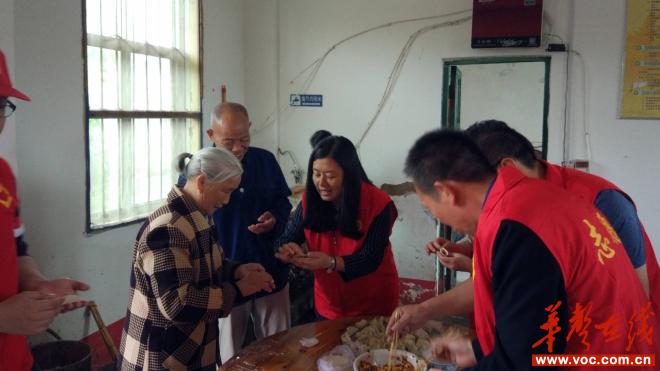 桂阳县仁义镇文明实践志愿者在敬老院与老人们一起包饺子.JPG