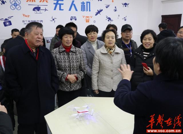 嘉宾参观无人机教室.jpg