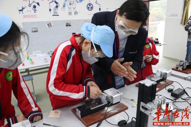 老师指导同学们设计制作“七巧板”.jpg
