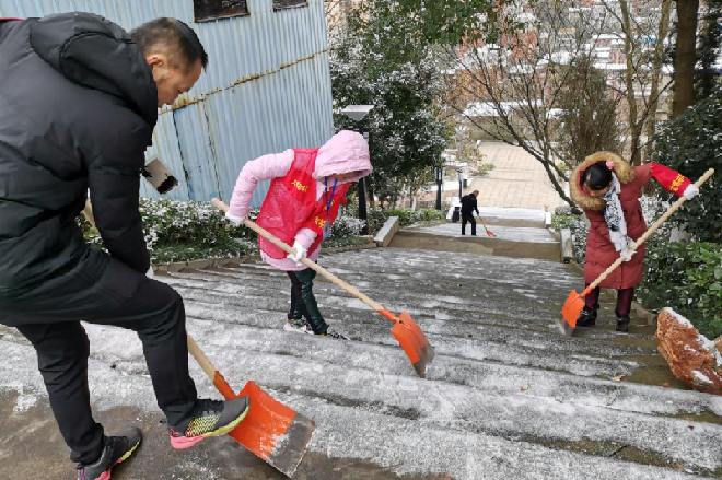 6工作人员在南塔公园除雪。_副本.png