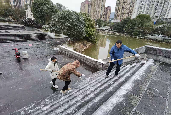 3园林工作人员在爱莲湖公园铲冰除雪_副本.png