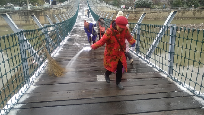 4园林工作人员在苏仙湖公园吊桥上除冰、撒盐。_副本.png