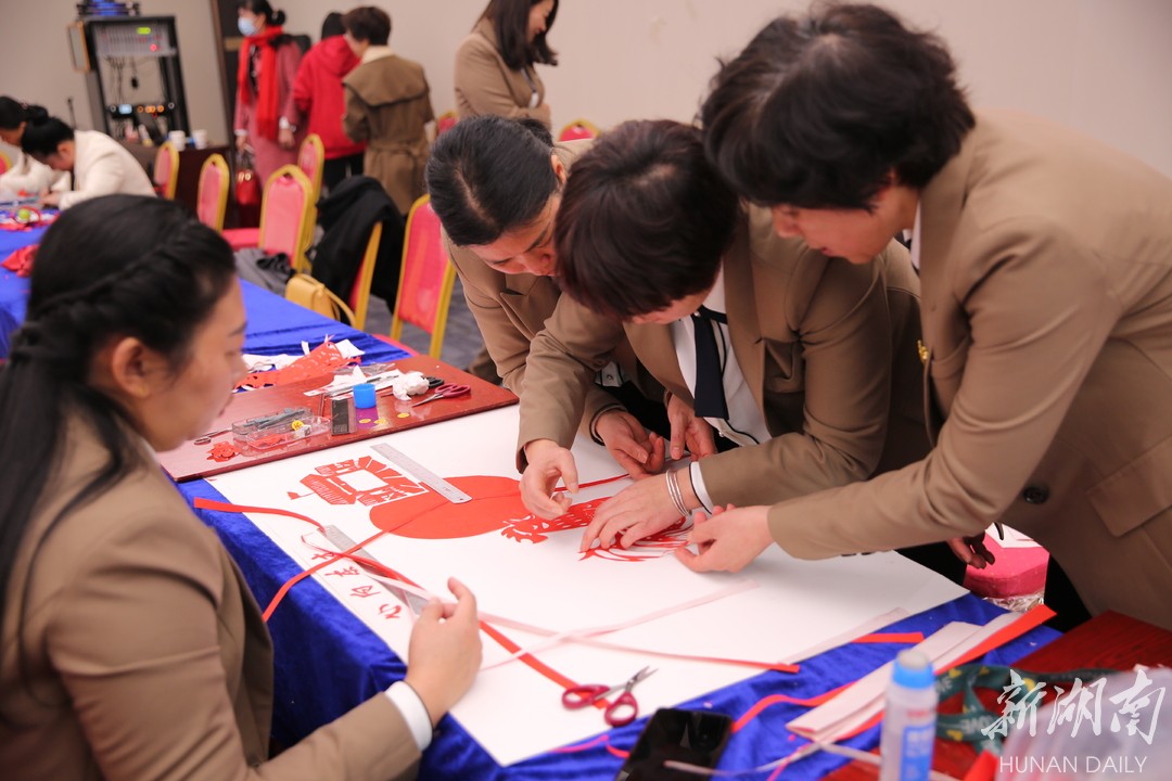 庆祝三八国际妇女节丨宜章举行剪纸比赛