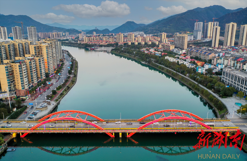 鲤鱼江大桥上世纪八十年代,资兴撤县设市,市政府从兴宁搬迁到唐洞.