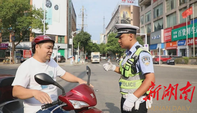 高温下的坚守丨安仁交警：用汗水诠释责任 守护道路畅通