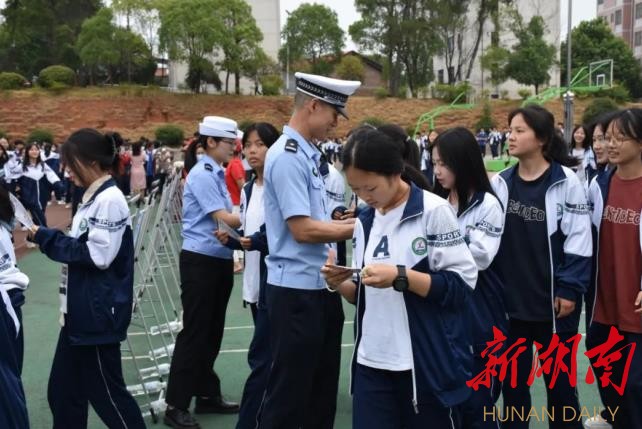 安仁县：交通安全进校园 文明出行记心间