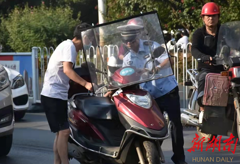 安仁县：“摩电”骑乘人员“戴帽率”超90%