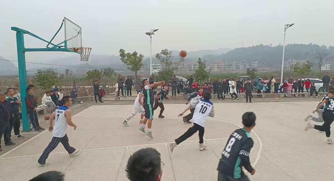 新春走郴州丨宜章县上章銮村：村民篮球友谊赛为春节添年味