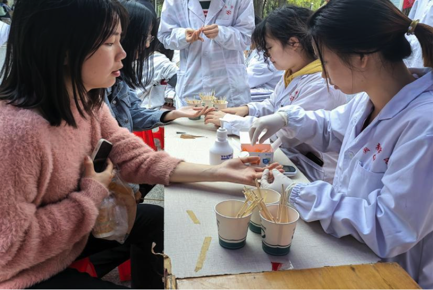 湘南学院：情系“三八”妇女节，义诊活动暖人心