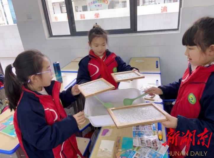 郴州市第十九中学：开展古法造纸手作特色课