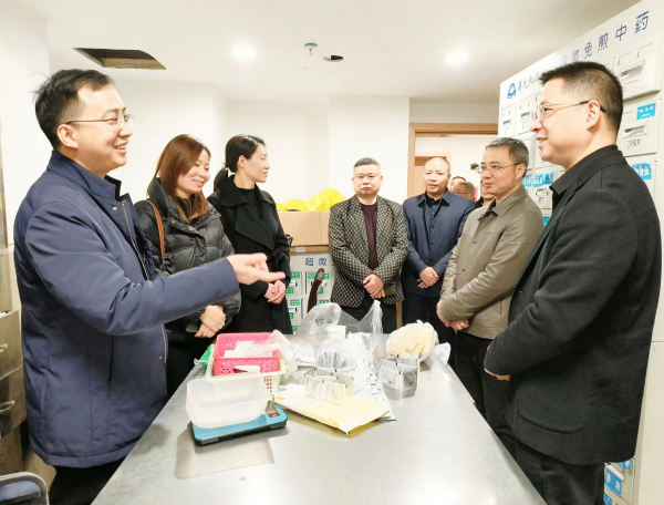 省直中医院党委委员,危急重症医学中心主任黄磊,医务管理部副主任晏婷