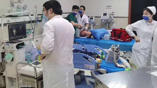 南华医院药学部与急诊科共同组织开展患者突发心脏骤停抢救应急演练