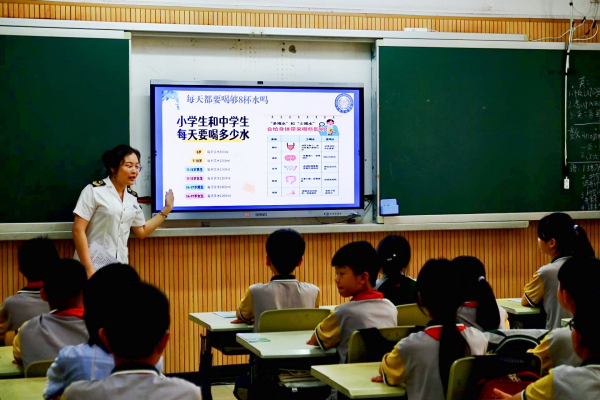 蒸湘区卫生综合监督执法局在愉景新城小学开展主题为"关注饮用水卫生