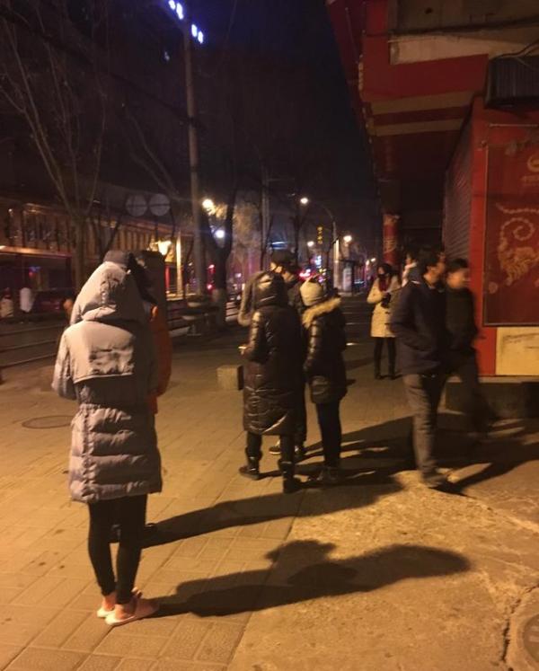 西宁市震感明显，许多市民下楼，站在街道上避震。 @人民日报