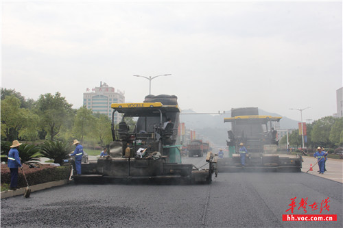 9月8日，工人们正在黔城城区主干道上铺沥青（李林 摄）.JPG