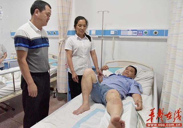 2县领导到县医院及时看望受伤扶贫干部.jpg