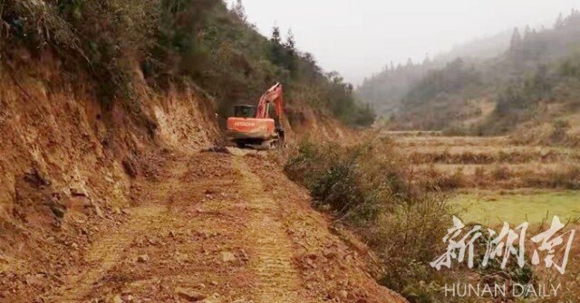 荒废耕地被复垦 村民家门口增收 中方县3500亩撂荒耕地长出新庄稼