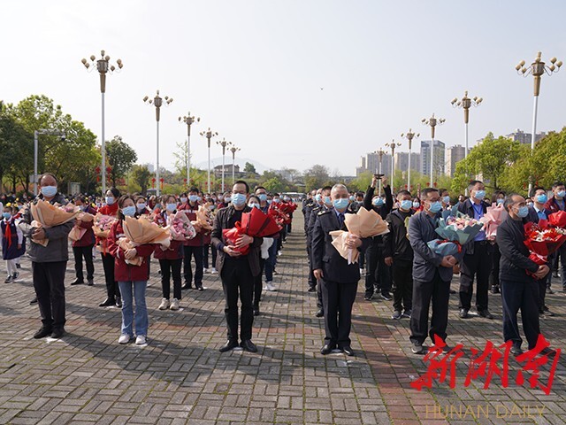 湖南日报︱“五溪儿女永远感谢你们”——怀化市欢送援怀抗疫专家组、医疗队侧记