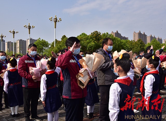 湖南日报︱“五溪儿女永远感谢你们”——怀化市欢送援怀抗疫专家组、医疗队侧记