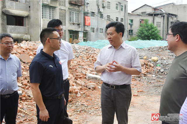 黎春秋在鹤城区调研老旧小区改造文明城市创建工作