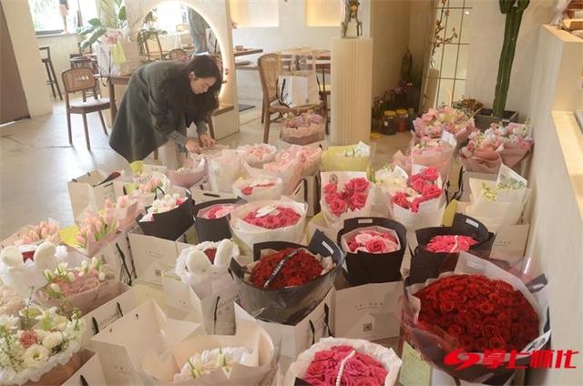 怀化浪漫“烟火气” 鲜花小店迎开年首个“爆单”节日