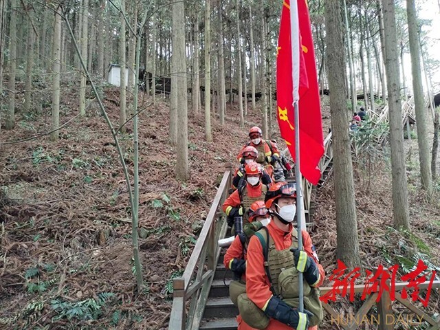图片新闻︱森林消防国家队携装巡护 助力鹤城构筑森林防火墙