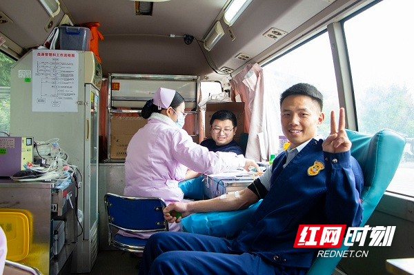 图4:2024年1月13日,湖南省永州市新田县消防救援大队消防员正在采血车上无偿献血.jpg