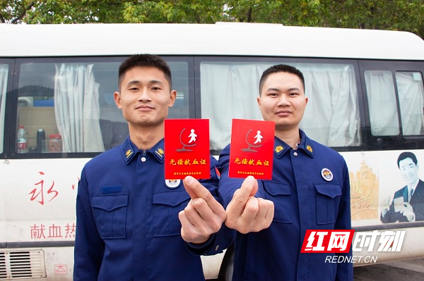 图5:2024年1月13日,湖南省永州市新田县消防救援大队消防员们献血后展示自己的献血证。.jpg
