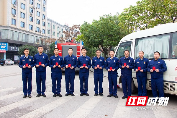 图6:2024年1月13日,湖南省永州市新田县消防救援大队消防员们献血后展示自己的献血证。.jpg